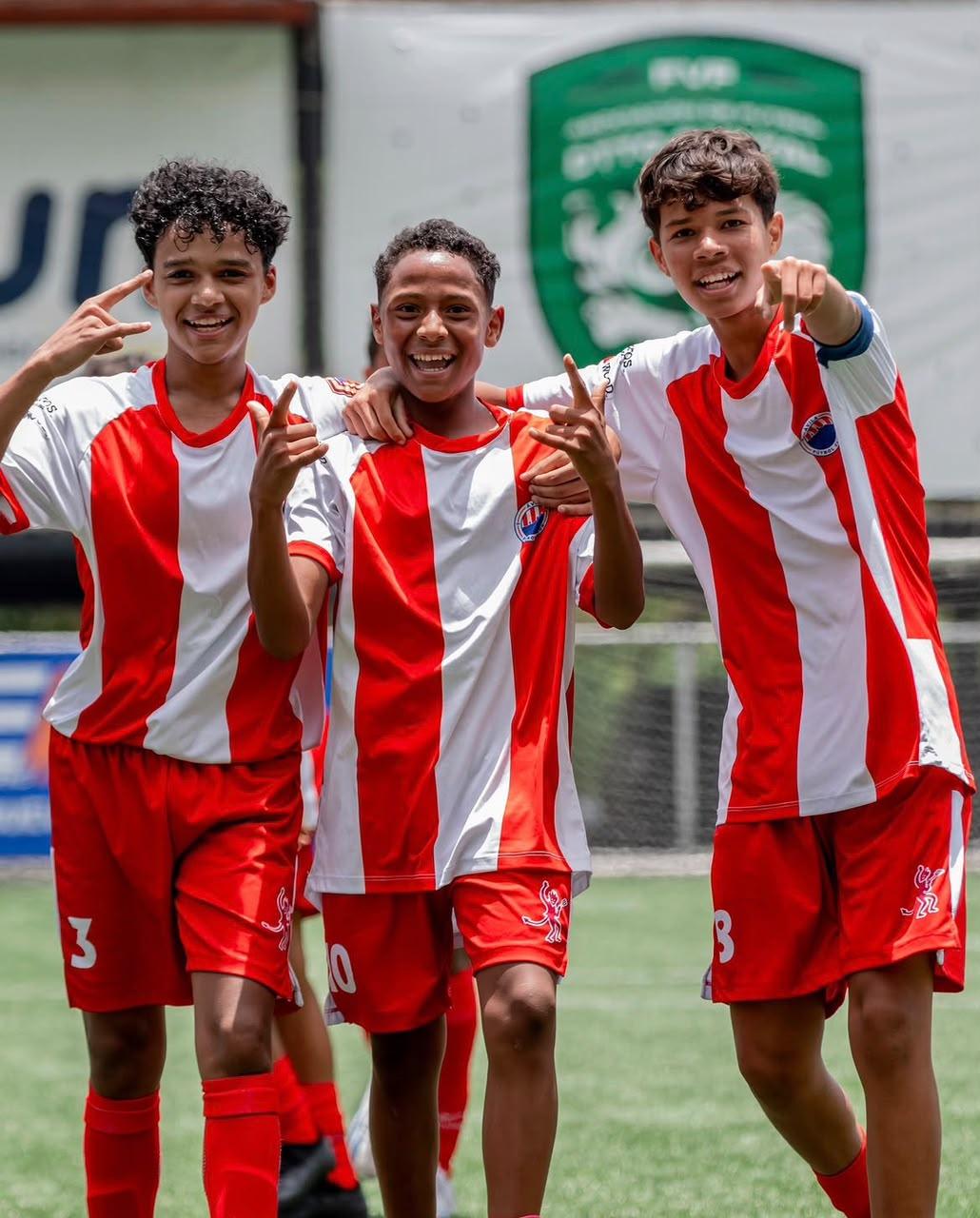 Tres jugadores de las categorías inferiores del Ávila FC celebrando en el campo